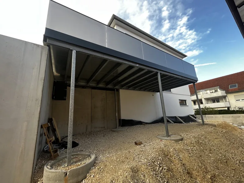 Auskragender Anbaubalkon auf Stahlstützen an einem Neubau