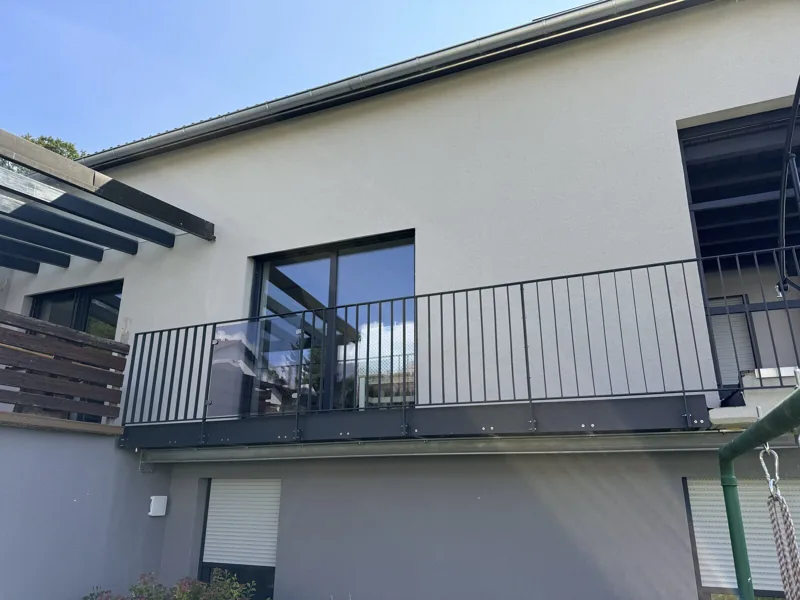 Balkon mit Stabgeländer in Anthrazit an einem modernen Wohnhaus