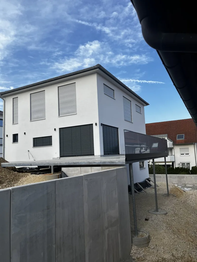 Anbaubalkon auf Stahlstützen an einem Neubau während der Montage