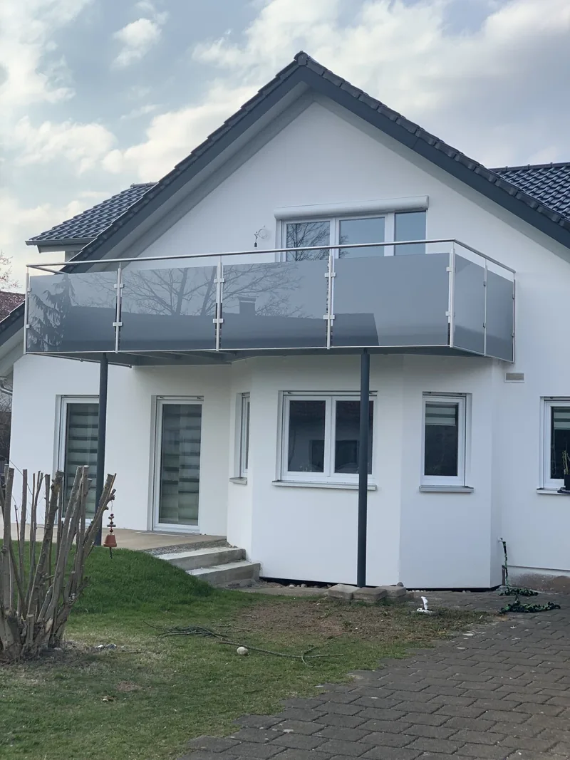 Vorstellbalkon mit Edelstahl-Glasgeländer an einem Einfamilienhaus