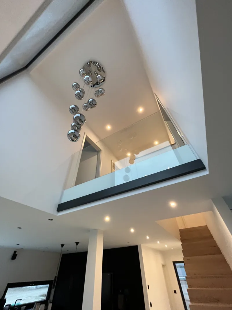 Glasbrüstung an der Galerie eines modernen Wohnhauses