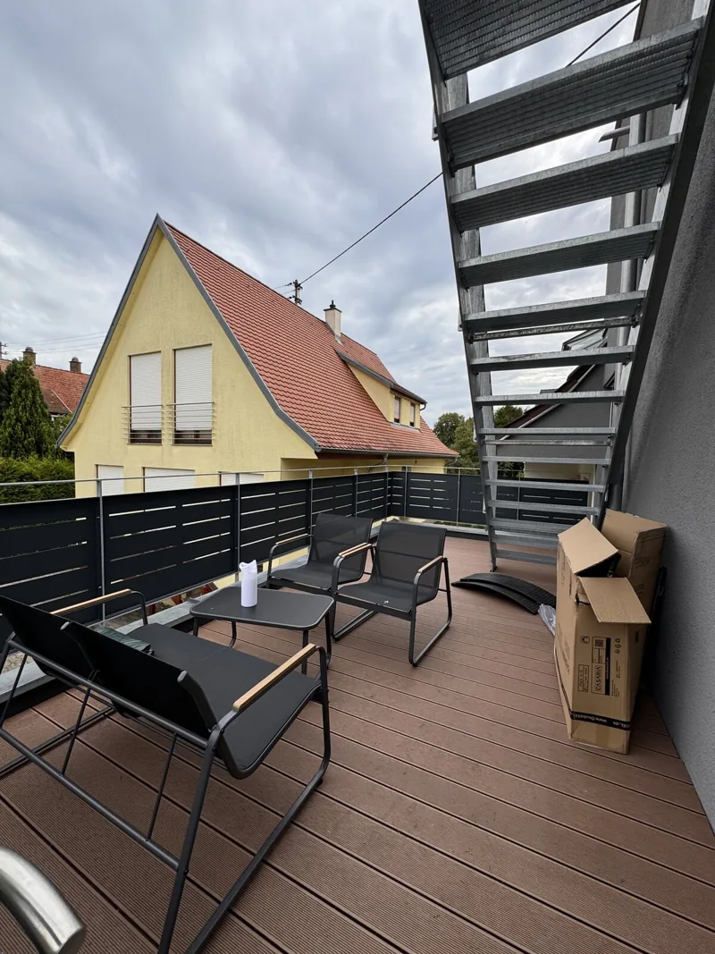 Sichtschutz-Geländer in Anthrazit auf einer Dachterrasse mit Stahltreppe
