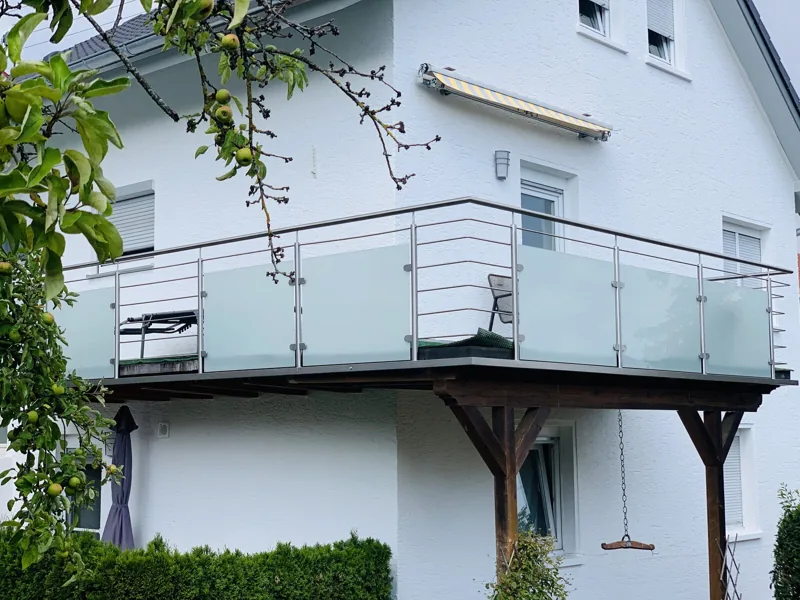 Umlaufendes Edelstahl-Glasgeländer an einem Eckbalkon