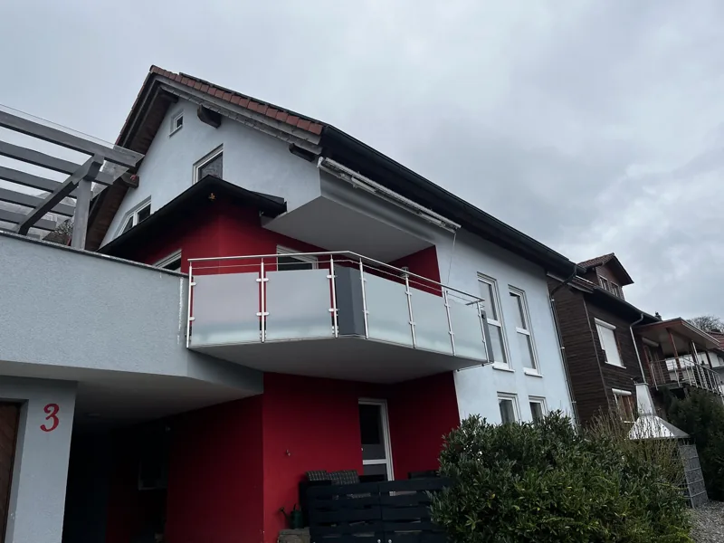 Geschwungenes Balkongeländer mit satiniertem Glas, weiß beschichtet