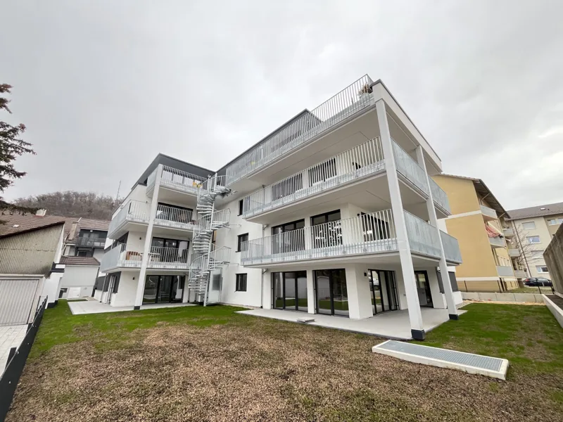 Balkongeländer-Anlage an einem neuen Mehrfamilienhaus