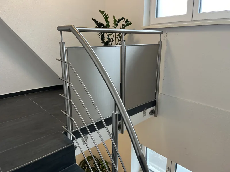 Edelstahlgeländer mit Blechfüllung am Treppenpodest