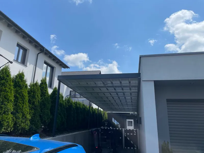 Carport mit Stahlkonstruktion zwischen Haus und Garage
