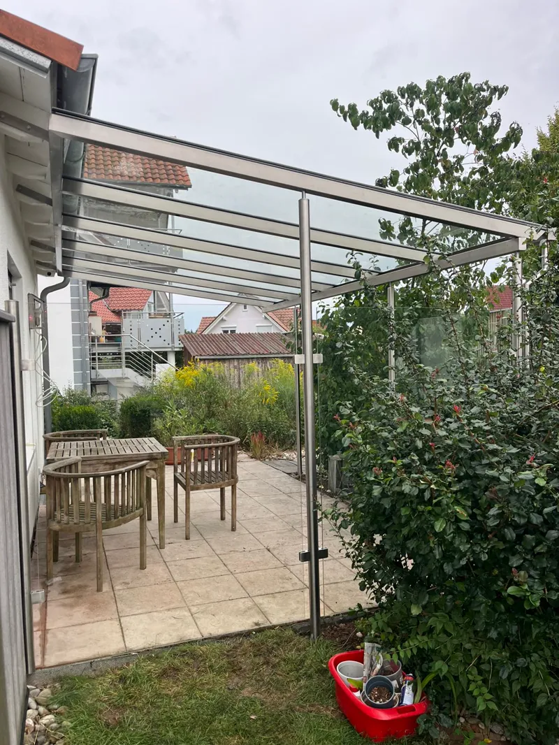 Terrassenüberdachung mit Glas-Seitenwand als Windschutz