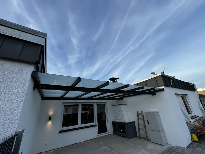 Terrassenüberdachung aus schwarzem Stahl mit Glasdach